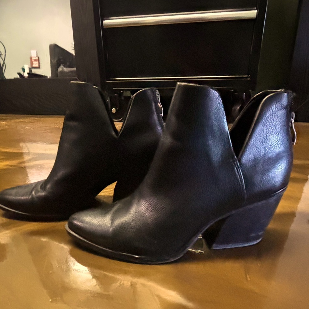 MICHEAL Micheal Shannon Booties size 8
